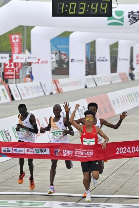 拚图两图已签)北京半程马拉松赛 非洲选手疑似放水让中国选手夺冠