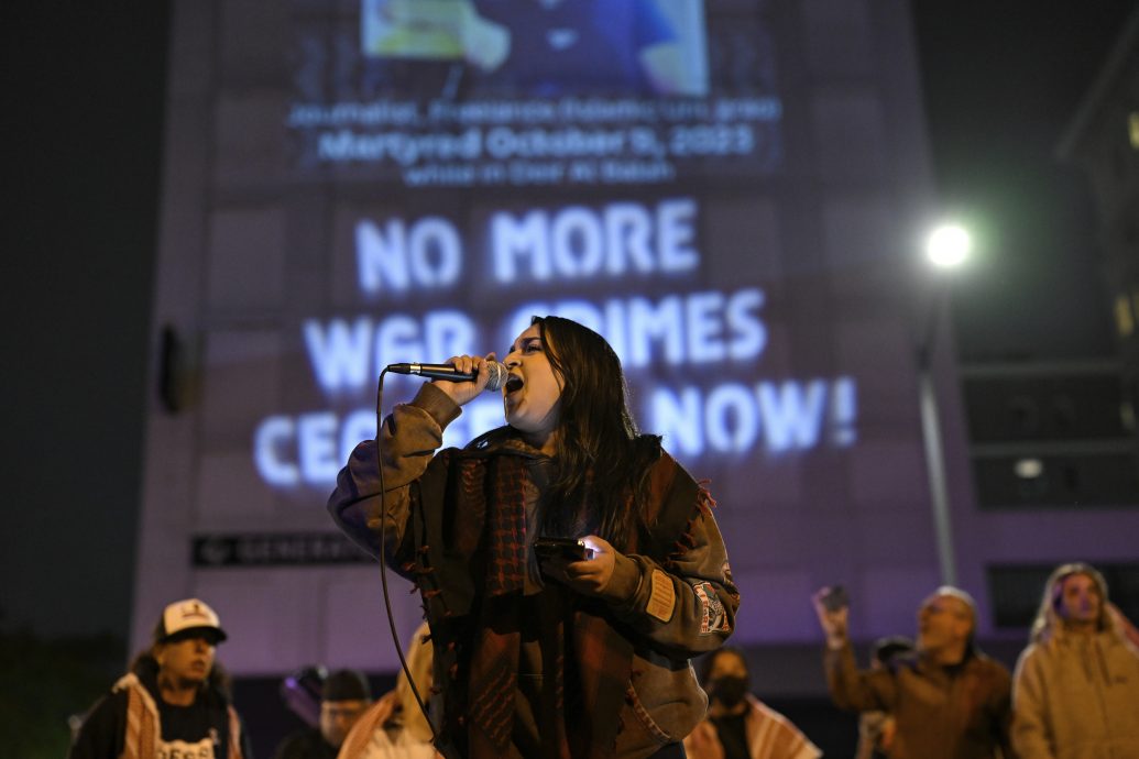 拜登出席年度白宫记协晚宴 反战示威如影随形