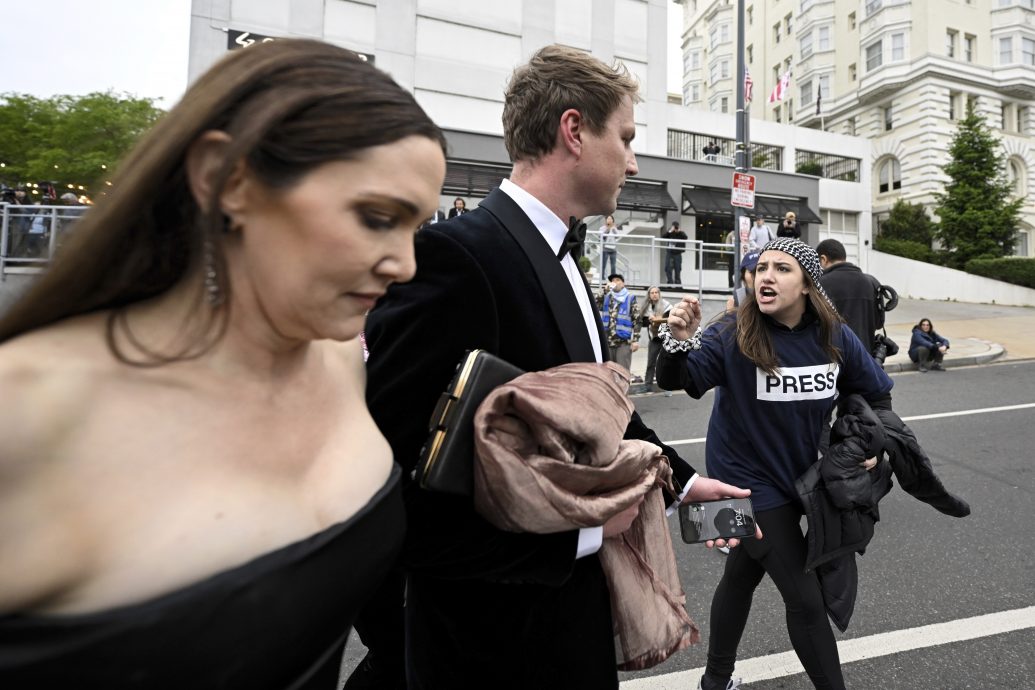 拜登出席年度白宫记协晚宴 反战示威如影随形