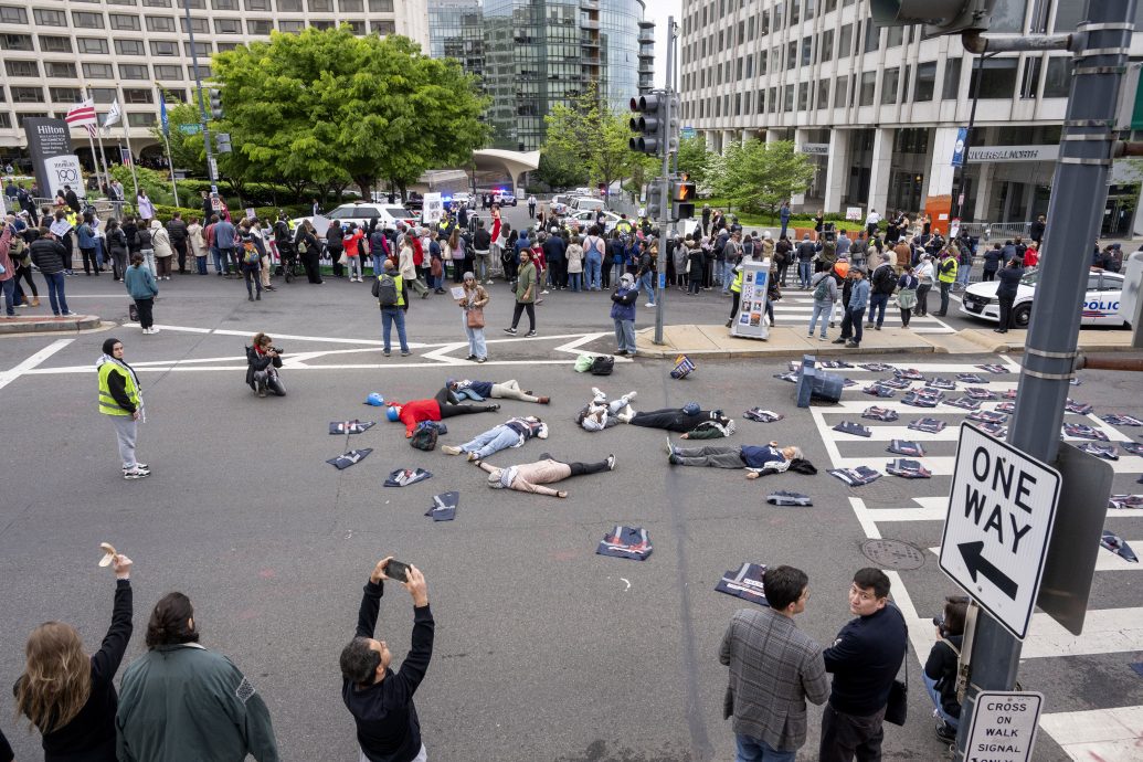 拜登出席年度白宫记协晚宴 反战示威如影随形