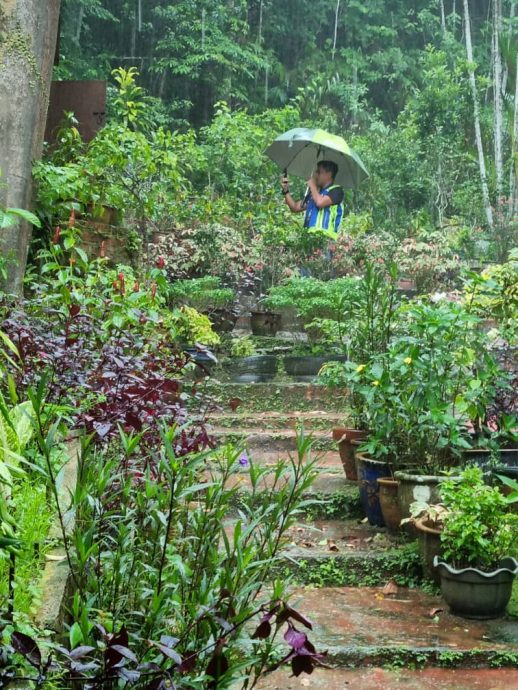 拟挂横幅附警局号码防贼 升旗山大众花园频遇窃