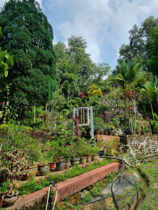 拟挂横幅附警局号码防贼 升旗山大众花园频遇窃