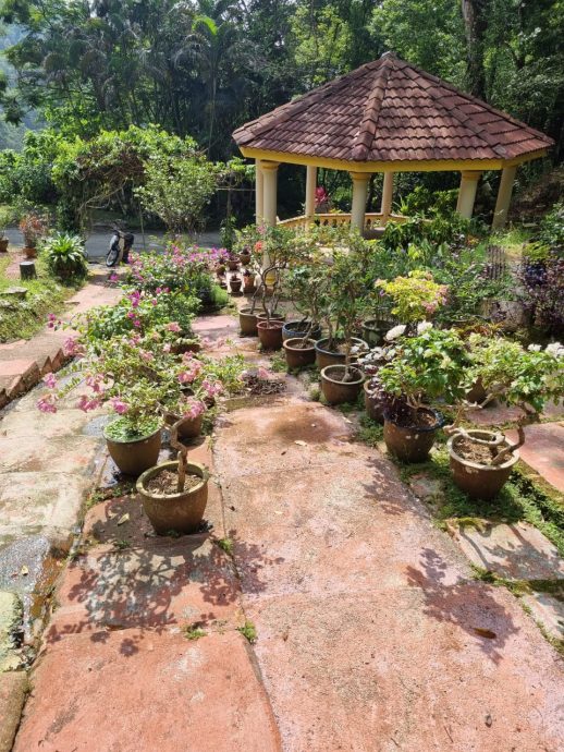 拟挂横幅附警局号码防贼 升旗山大众花园频遇窃