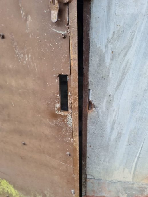 拟挂横幅附警局号码防贼 升旗山大众花园频遇窃