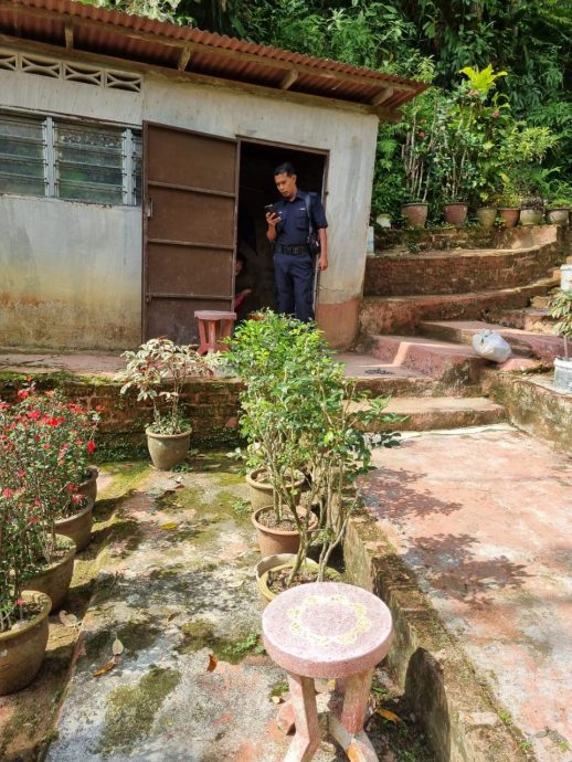 拟挂横幅附警局号码防贼 升旗山大众花园频遇窃