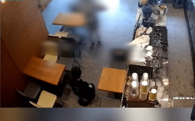 拼盘)因外卖漏送吸管而逼店长下跪  恶女劣行曝光后被控