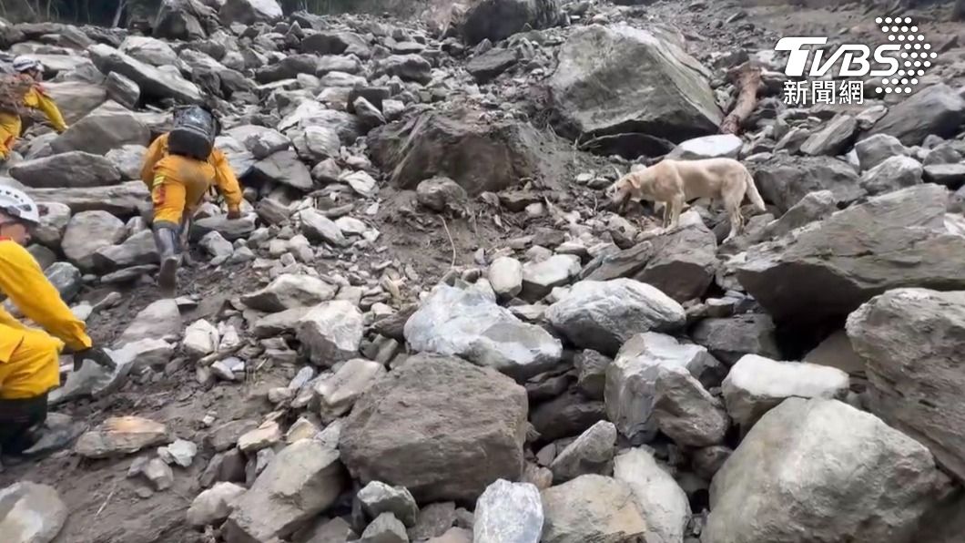 搜救犬突不动…砂卡当石堆下发现胡女 领犬员急喊:看到脚了