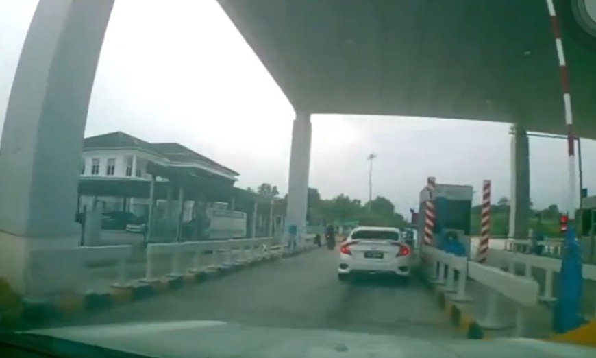 摩托骑士用车道过收费站被栏杆打翻车 网笑:活该!