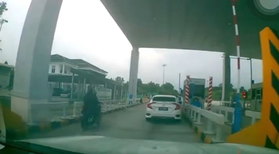 摩托骑士用车道过收费站被栏杆打翻车 网笑:活该!