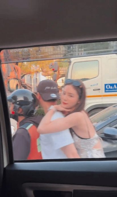 撇下林峰普吉岛会王嘉尔 张馨月三人危坐摩托车全被拍