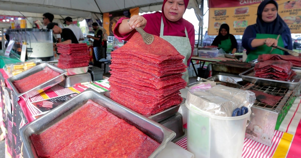 斋戒月市集清真肉干爆红!马来摊主:华裔祖母秘方
