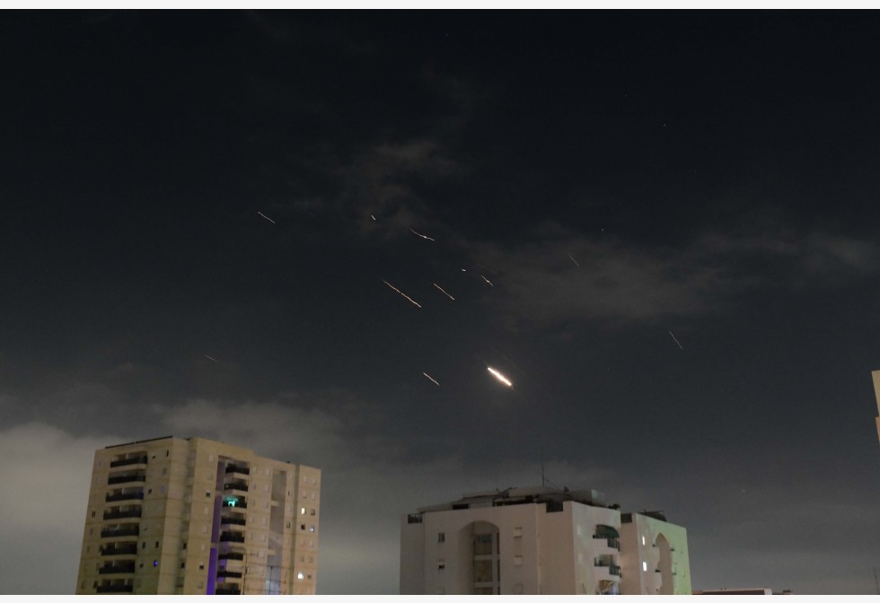 无人机导弹来袭 在以华人急躲防空洞 有人误认是「烟花」