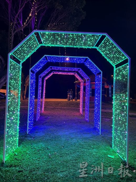 梅花树在垦殖区绽放种族交融美好Maaf Zahir Batin #MZB365