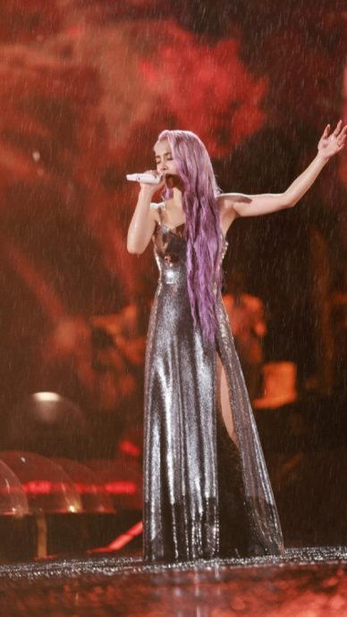 暴雨中唱《妥协》全身湿透 粉丝赞蔡依林太敬业