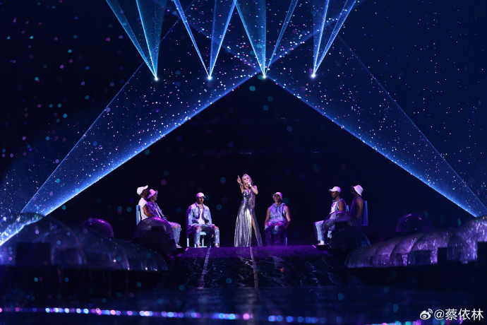 暴雨中唱《妥协》全身湿透 粉丝赞蔡依林太敬业