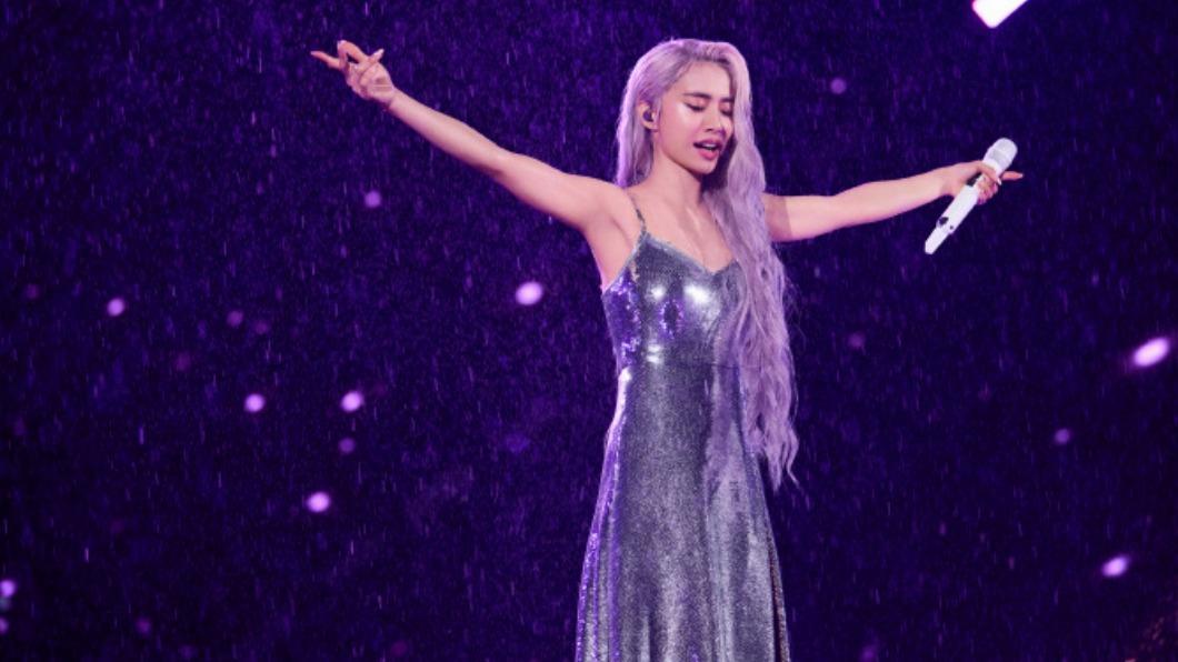 暴雨中唱《妥协》全身湿透 粉丝赞蔡依林太敬业