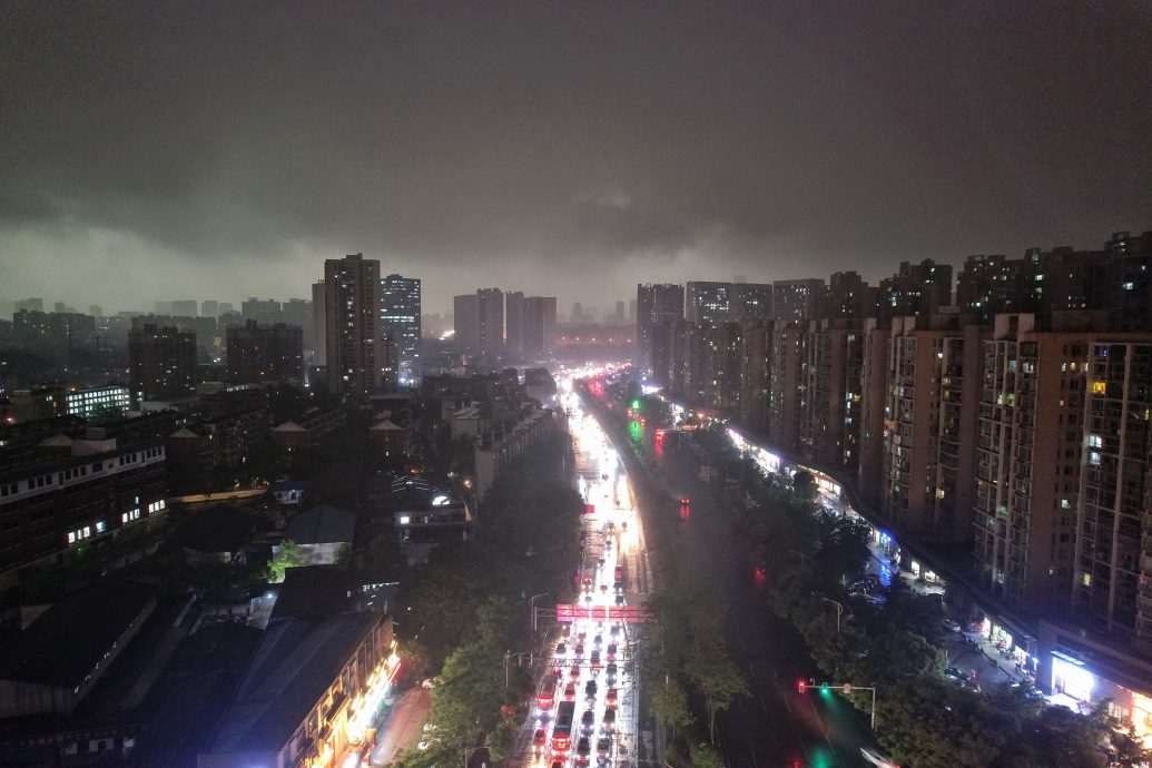 暴雨袭长沙白天如黑夜 网友:雨比洗澡水来得还快
