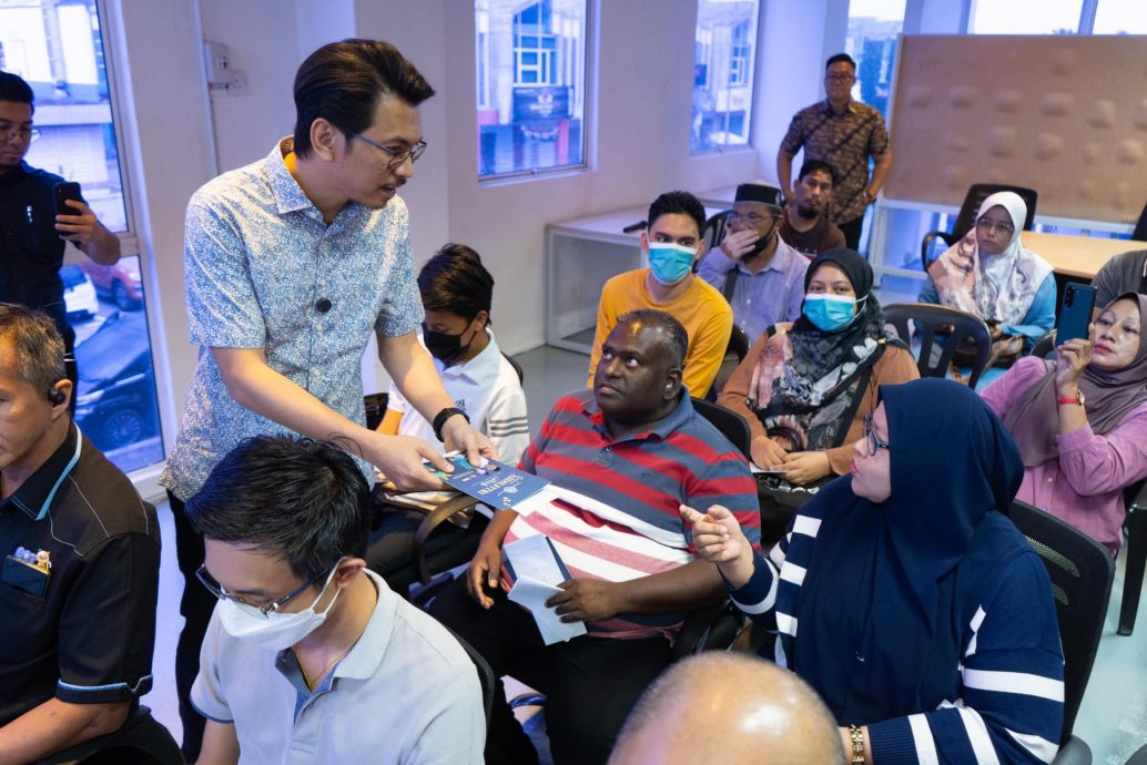 曼锐迈丁霸市火灾 安华现金援助17受影响商家