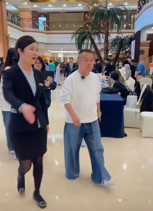 曾志伟穿阔裤赶潮流 秒变“大番薯”