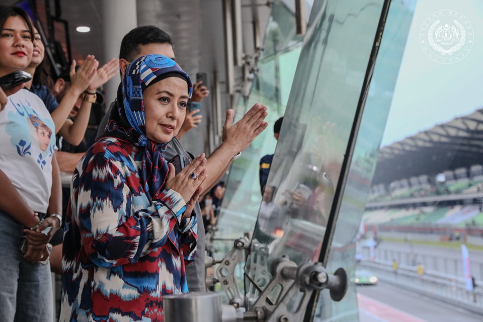 元首后拉惹查丽苏菲雅到雪邦国际赛车场捧场,为小儿子加油打气