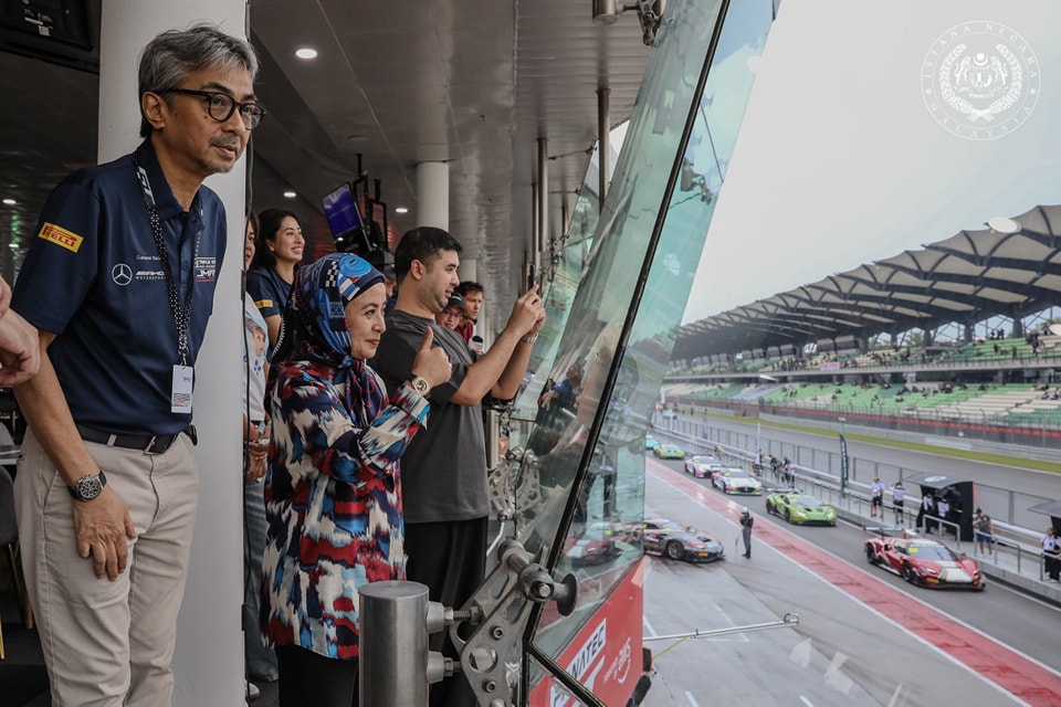 元首后拉惹查丽苏菲雅到雪邦国际赛车场捧场,为小儿子加油打气