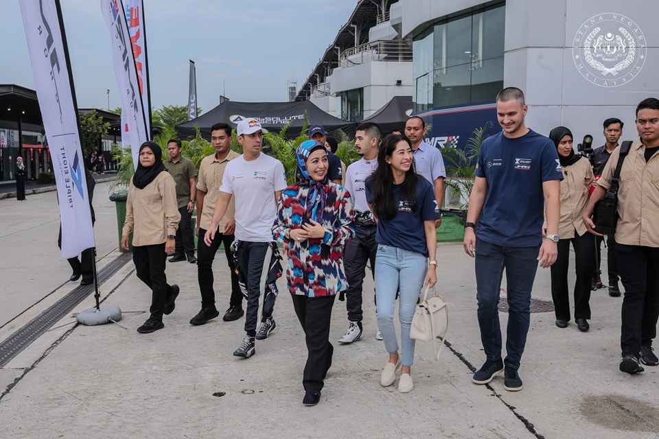 元首后拉惹查丽苏菲雅到雪邦国际赛车场捧场,为小儿子加油打气