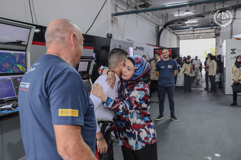 元首后拉惹查丽苏菲雅到雪邦国际赛车场捧场,为小儿子加油打气