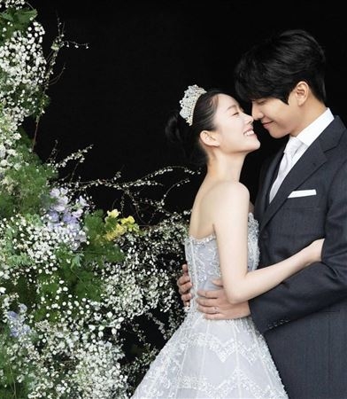 李昇基女儿照片首曝光 李多寅庆结婚周年狂晒婚纱照