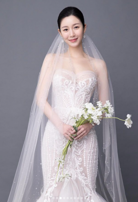 李昇基女儿照片首曝光 李多寅庆结婚周年狂晒婚纱照