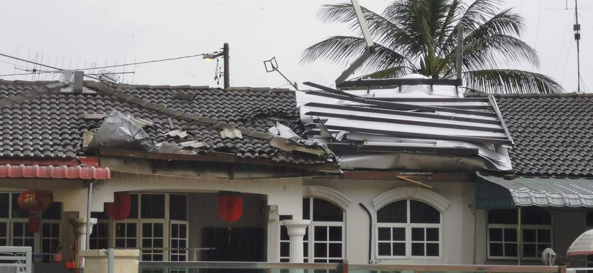 柔: 午后掀暴风雨 树倒屋顶被吹翻