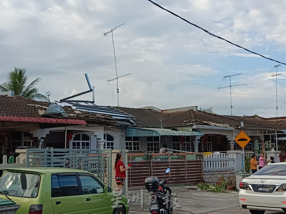 柔: 午后掀暴风雨 树倒屋顶被吹翻