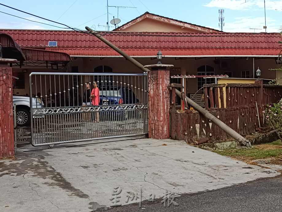 柔: 午后掀暴风雨 树倒屋顶被吹翻