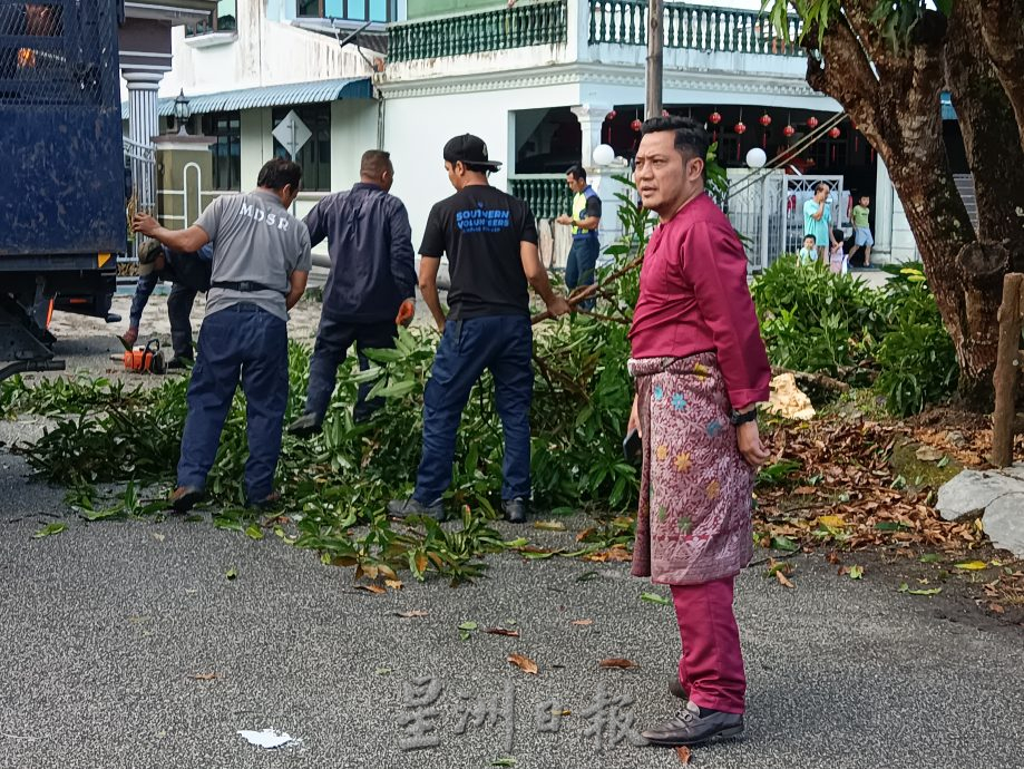 柔: 午后掀暴风雨 树倒屋顶被吹翻