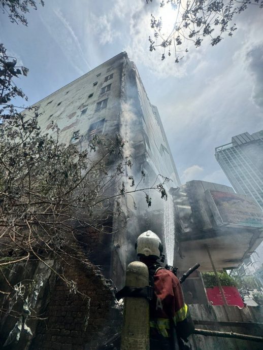 柔: 遭垃圾火波及 新山市中心1建筑失火