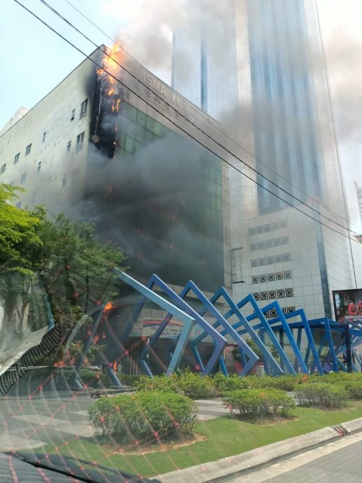 柔: 遭垃圾火波及 新山市中心1建筑失火