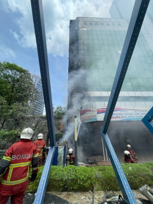 柔: 遭垃圾火波及 新山市中心1建筑失火