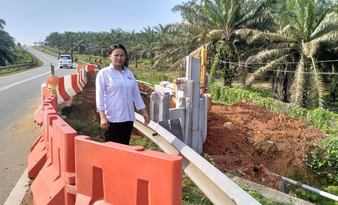 柔：新闻：占美至居銮道路 河堤坍塌修复工程