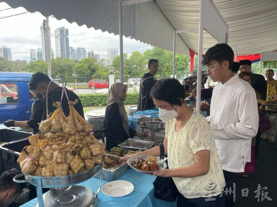 柔:新闻:柔大臣开斋节开放门户,逾万柔佛子民涌入共庆佳节
