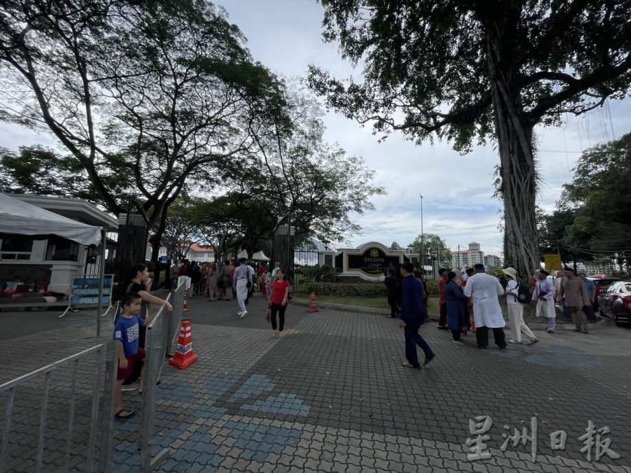 柔：新闻：柔大臣开斋节开放门户，逾万柔佛子民涌入共庆佳节