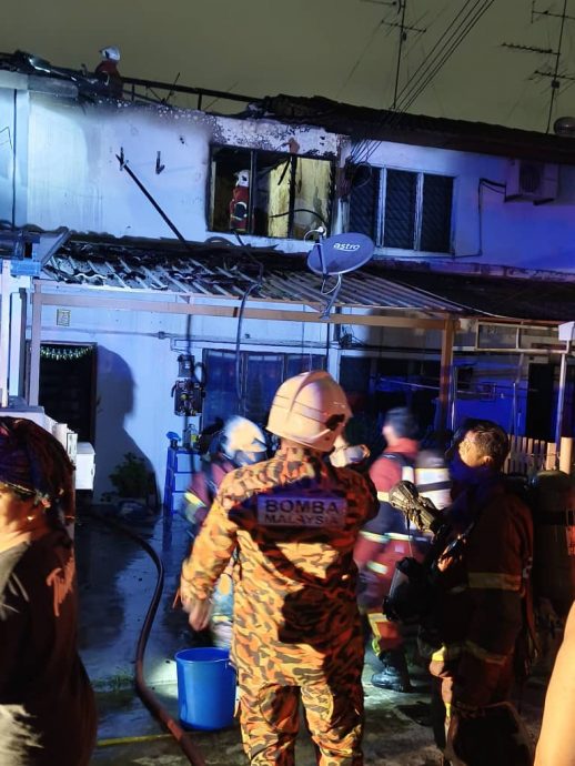 柔:新闻:火烧双层排屋,楼上烧毁近70%