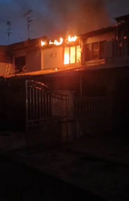 柔:新闻:火烧双层排屋,楼上烧毁近70%