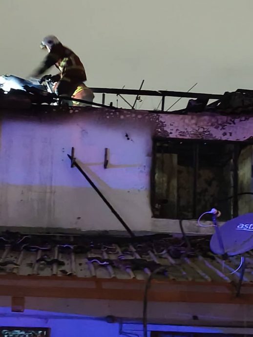 柔:新闻:火烧双层排屋,楼上烧毁近70%