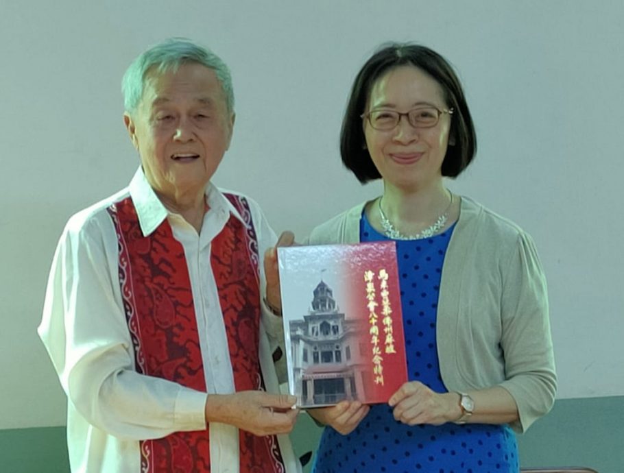 柔:新闻:黄国华:培养人才 吁台提供更多奖学金