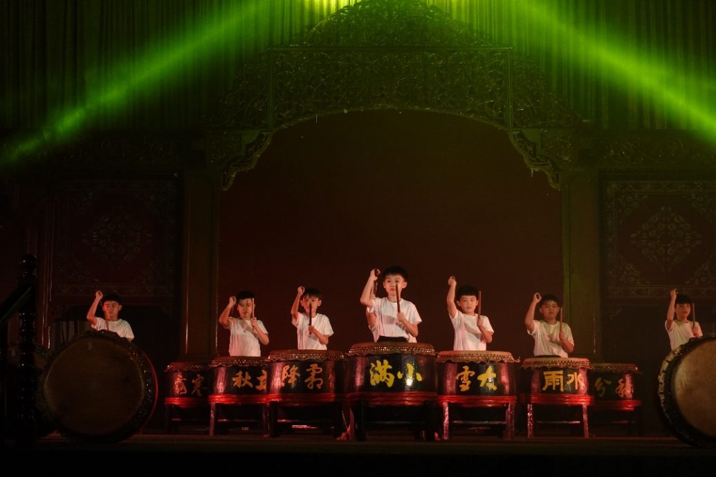 柔:版头之一:工大二十四节令鼓队第二届公演《浮生百态》 鼓声配合灯光为观众带来视听飨宴