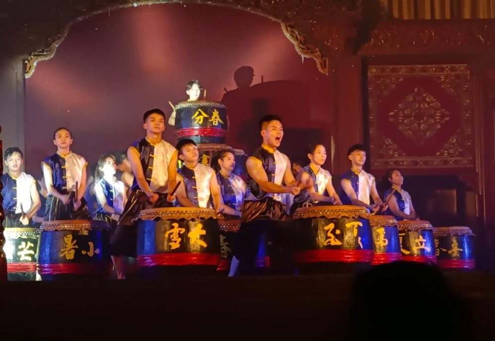 柔:版头之一:工大二十四节令鼓队第二届公演《浮生百态》 鼓声配合灯光为观众带来视听飨宴