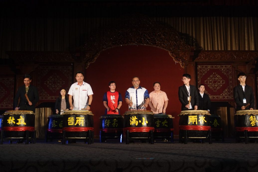 柔:版头之一:工大二十四节令鼓队第二届公演《浮生百态》 鼓声配合灯光为观众带来视听飨宴