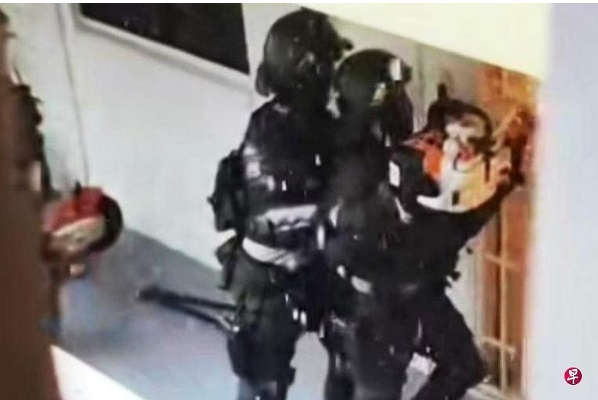 柔:狮城二三事:涉毒阿叔家中大闹6小时 警锯门入屋抓人