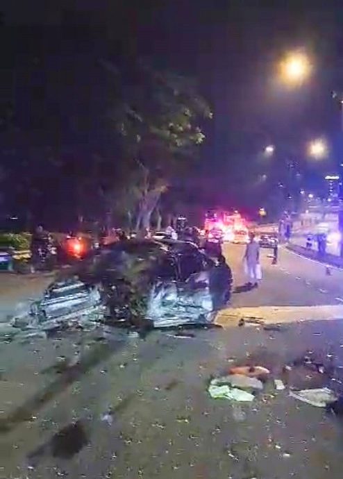 柔:联邦大道大吉花园 2车相撞 2死5伤