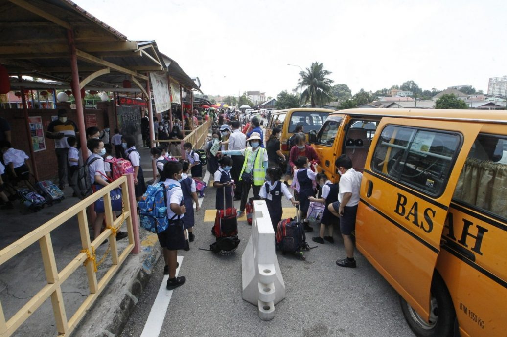 校车停在远处接送学生
母亲批评司机罔顾安全