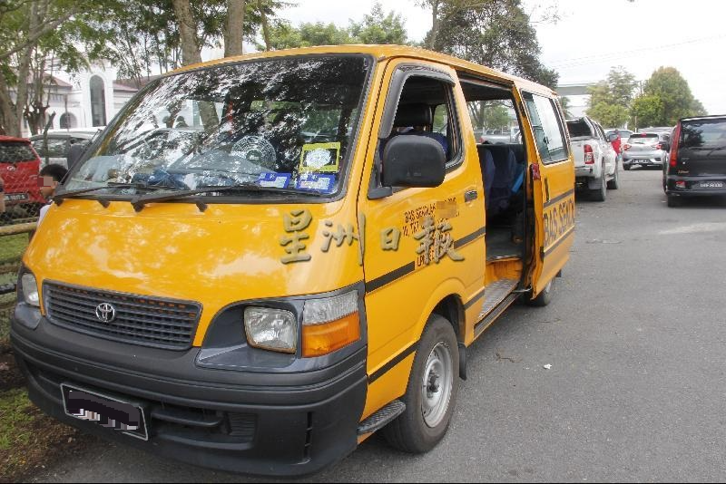 校车停在远处接送学生
母亲批评司机罔顾安全